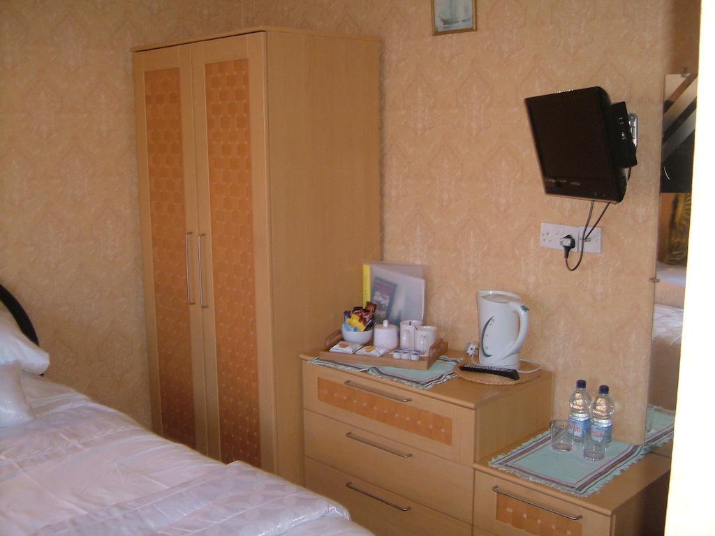 Tremains Guest House Bridgend  Szoba fotó