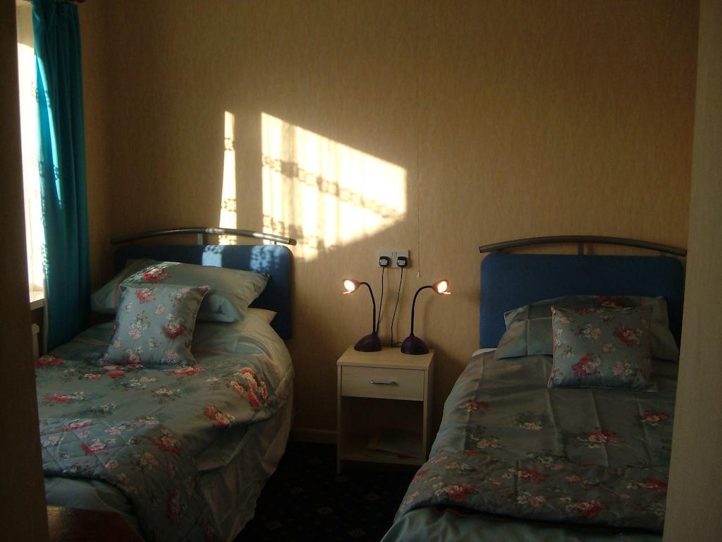 Tremains Guest House Bridgend  Szoba fotó