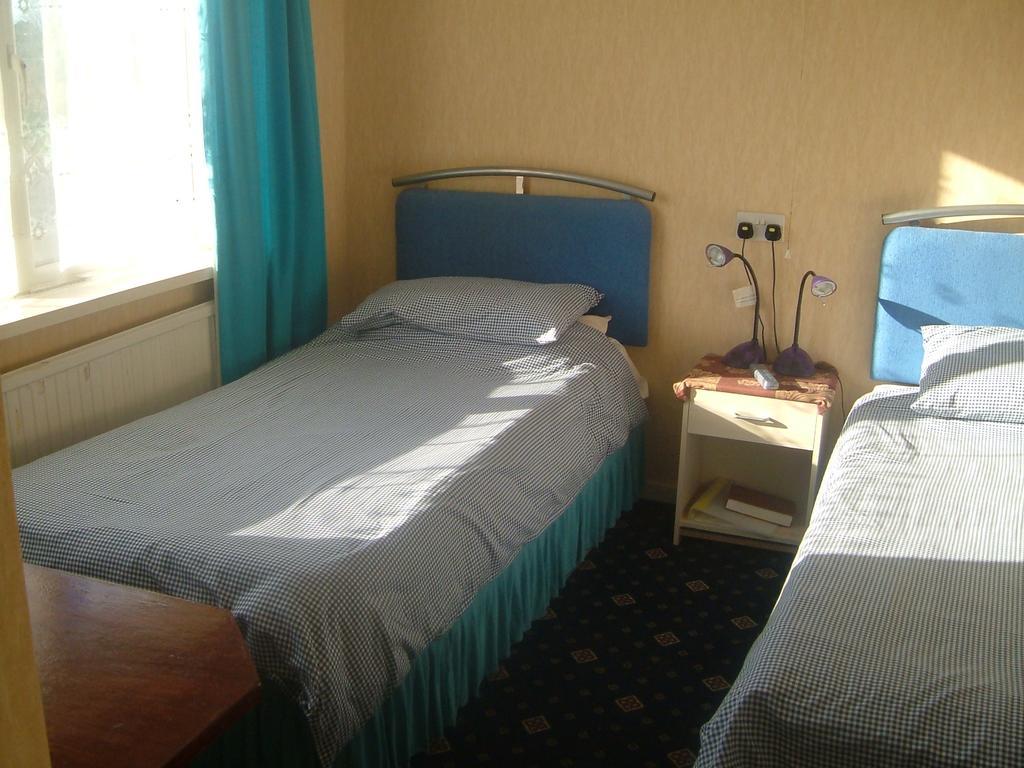 Tremains Guest House Bridgend  Szoba fotó