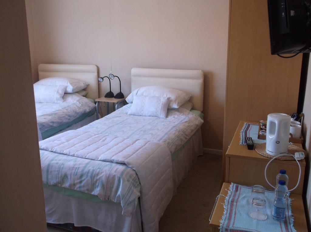 Tremains Guest House Bridgend  Szoba fotó